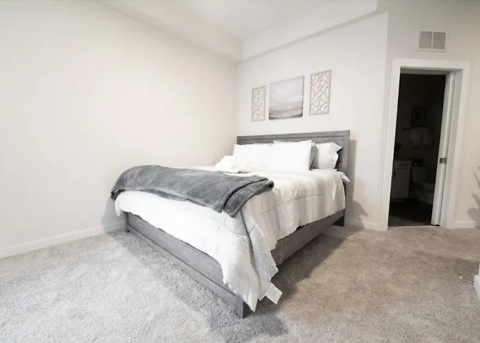 Luxury Apartment Wifi, Gym, Pool, Shops & Food! Unit 329